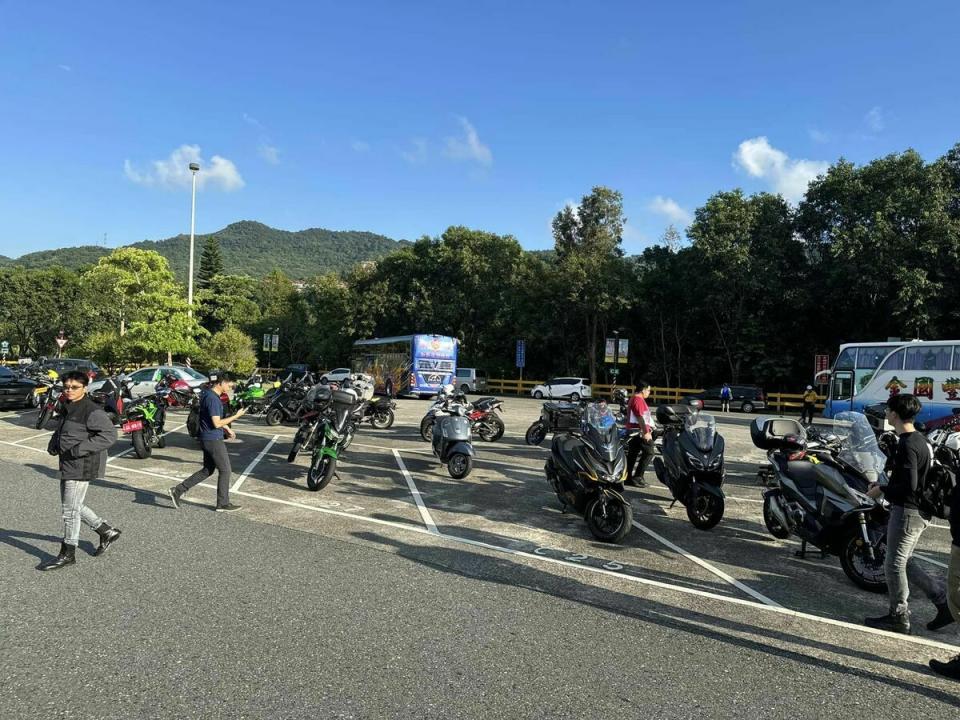 目前重機需停放於汽車車位，且一車一格，讓許多重機族深感不便，到石碇服務區爭取開放停一般機車格。   圖：翻攝自通勤者之歌臉書