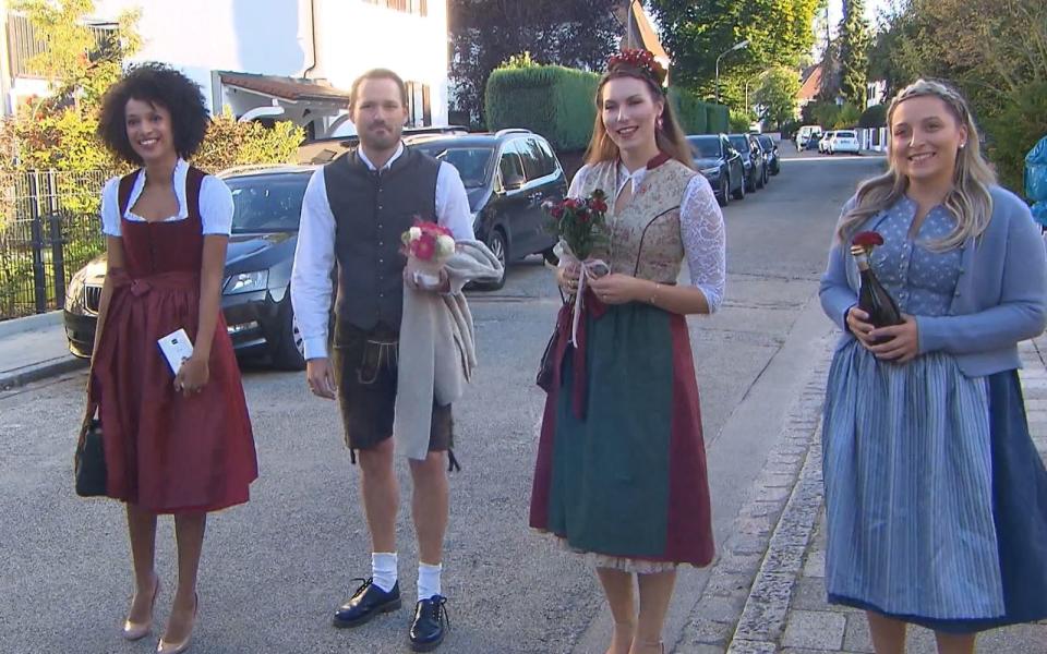 Manuelas Gäste rücken beim Finalabend in Tracht an, von links: Patricia, Dennis, Nadja und Lara. (Bild: RTL / ITV Studios)