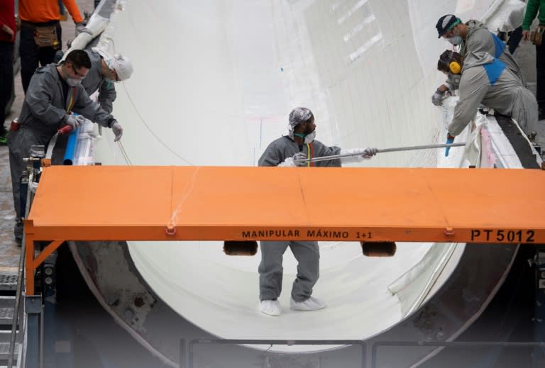 Unos empleados trabajan en una turbina de energía eólica en la fábrica de Nordex en la localidad navarra de Lumbier, en el norte de España, el 18 de marzo de 2024 (Ander Gillenea)