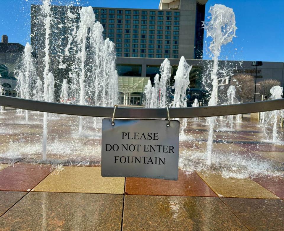 Sign outside of Kansas City’s Crown Center fountains tells visitors to stay out. Feb. 9, 2024. Eleanor Nash/enash@kcstar.com