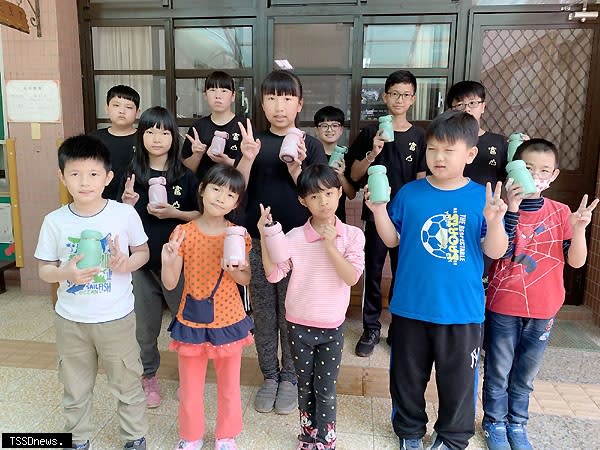 集集鎮的兒童節禮物由鎮內國小、鎮立幼兒園孩童上網票選出「智能溫度顯示兒童保溫杯」，發送至各校小朋友手上。（記者蔡榮宗攝）