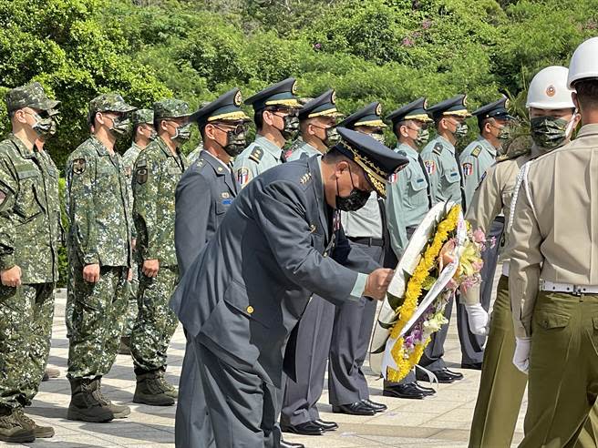 今天是金門823砲戰63周年紀念日，金防部在太武山公墓忠烈祠舉辦追思公祭活動，由陸軍司令徐衍璞上將主持。（李金生攝）