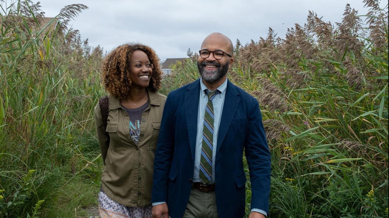  Erika Alexander and Jeffrey Wright walking together in American Fiction. 