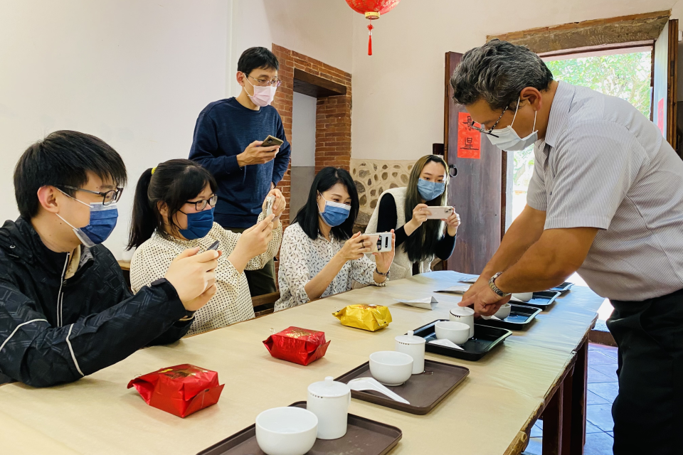 淡水古蹟博物館邀請茶業職人王茂林（右1）在程氏古厝開「淡水茶金之秘」體驗課程，讓民眾在品茶中認識茶金的故事。