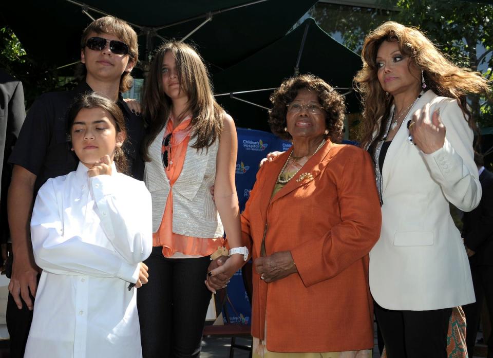 Michael Jackson's children Prince Jackson, Blanket Jackson and Paris Jackson with Katherine Jackson and La Toya Jackson (Getty Images)