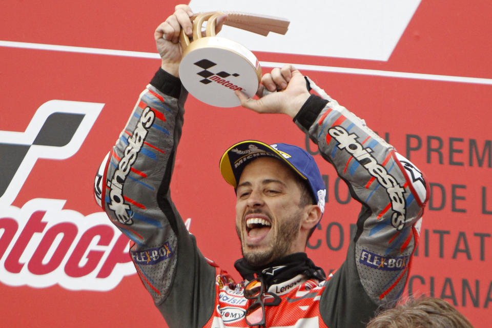 El piloto de Ducati, Andrea Dovizioso, levanta el trofeo tras ganar el Gran Premio de Valencia en el circuito Ricardo Tormo, en la localidad de Cheste, España, el domingo 18 de noviembre de 2018. (AP Foto/Alberto Saiz)