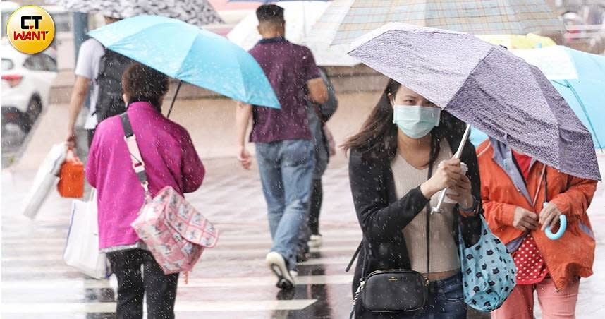 天氣持續受到東北季風影響，各地有短暫陣雨的機率。（示意圖／趙文彬攝）