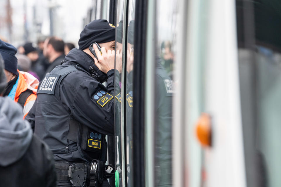 Ein deutscher Polizist wirft am Grenzort Kehl einen genauen Blick in eine Tram aus Straßburg. (Bild: Sebastian Gollnow/dpa)