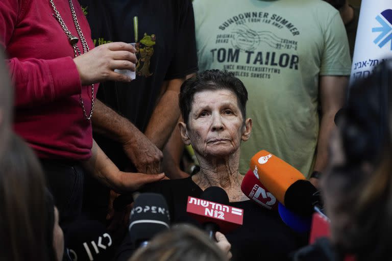 Yocheved Lifshitz, de 85 años, quien fue retenida como rehén en Gaza, habla con miembros de la prensa un día después de ser liberada por militantes de Hamas en el Hospital Ichilov en Tel Aviv, Israel, el martes 24 de octubre de 2023.