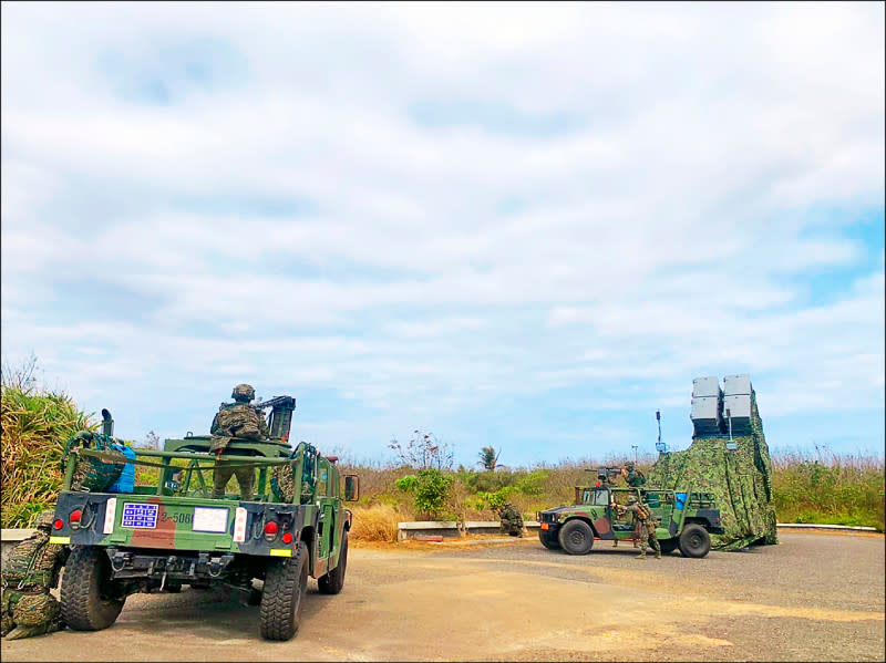 國防部在臉書反嗆共軍，敵人威脅要從台灣上空發動攻擊，但飛得過來嗎？圖為海軍機動反艦飛彈車組。   圖：國防部提供