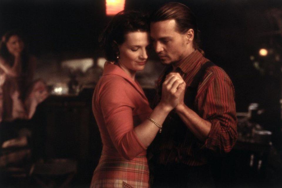 Escena de la pelicula Chocolat con 	Juliette Binoche y 
Johnny Depp.