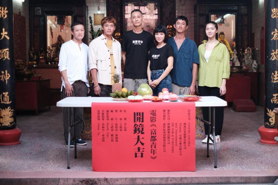 電影《富都青年》在吉隆坡開鏡，李心潔（右3）率導演王禮霖（左3）與演員鄧金煌（左1）、陳澤耀（左2）、吳慷仁（右2）、林宣妤（右1）出席。（摩爾娛樂 / 新世紀南向開發提供）