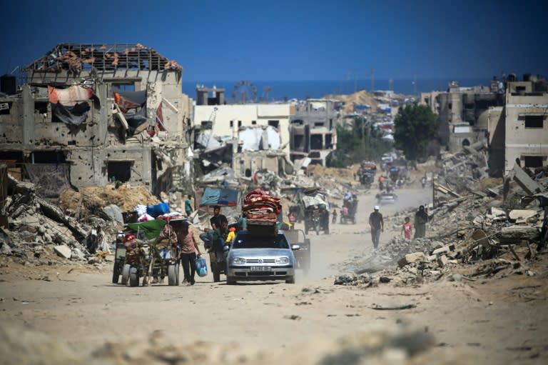 Unos palestinos abandonan a pie y en automóvil Jan Yunis, en el sur de la Franja de Gaza, el 3 de julio de 2024 (Eyad Baba)