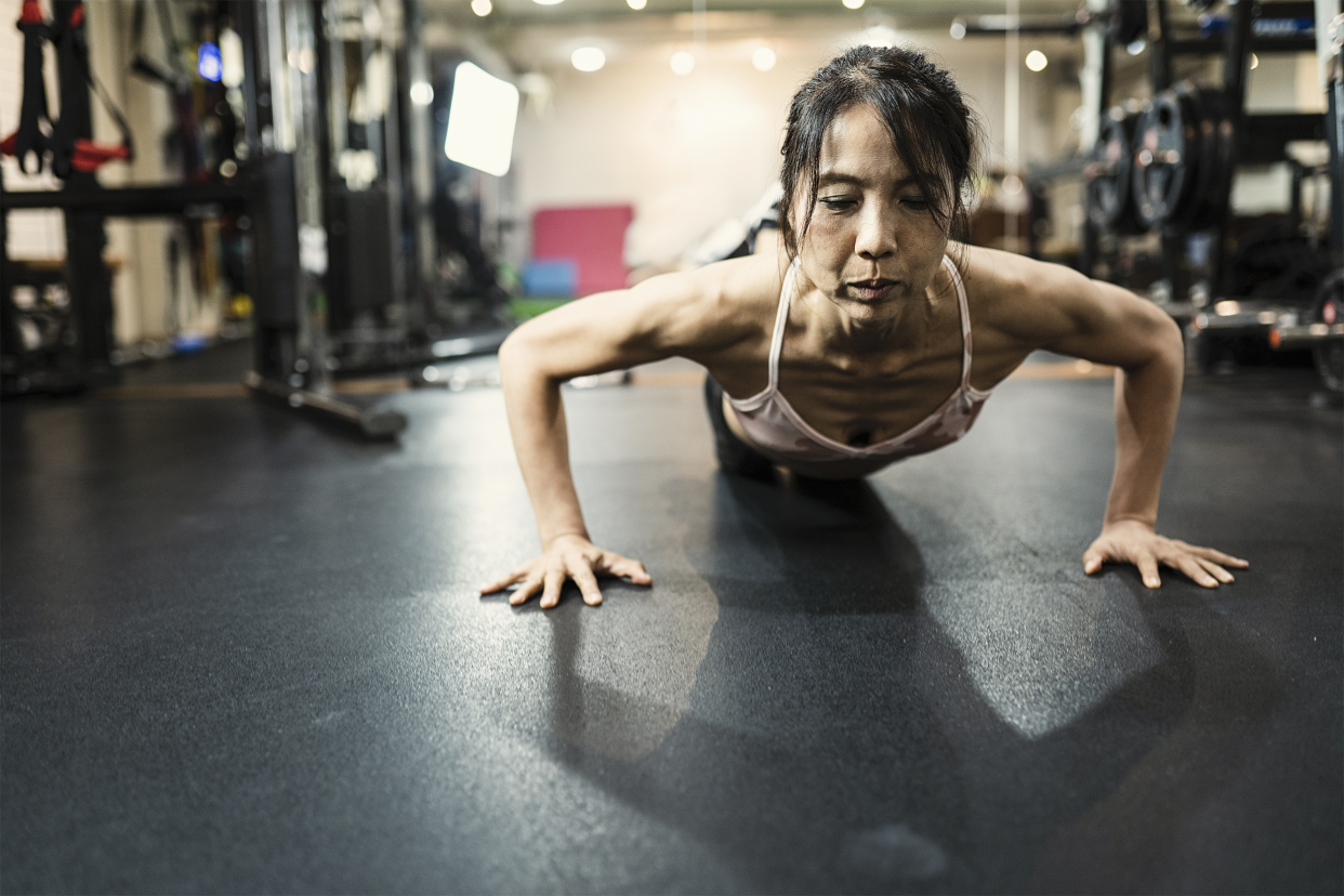 woman doing pushups in a gym