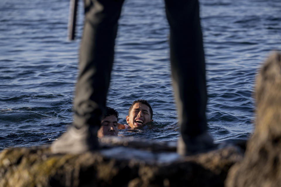 Un guardia civil español espera a que lleguen varios migrantes a la orilla del enclave español de Ceuta, cerca de la frontera entre Marruecos y España, el miércoles 19 de mayo de 2021. (AP Foto/Bernat Armangue)