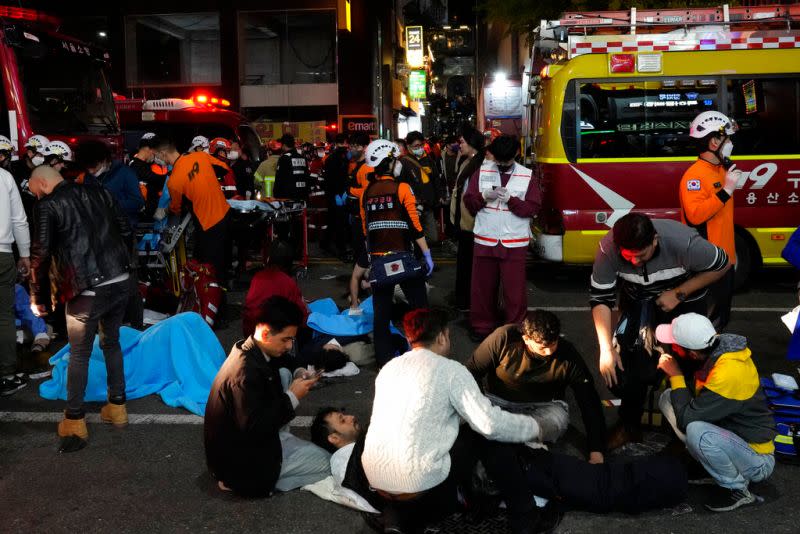▲南韓梨泰院29日晚間爆發大規模踩踏事件，根據最新數據，死亡人數已增至153人，103人受傷，以及3580人通報失聯。（圖／美聯社）