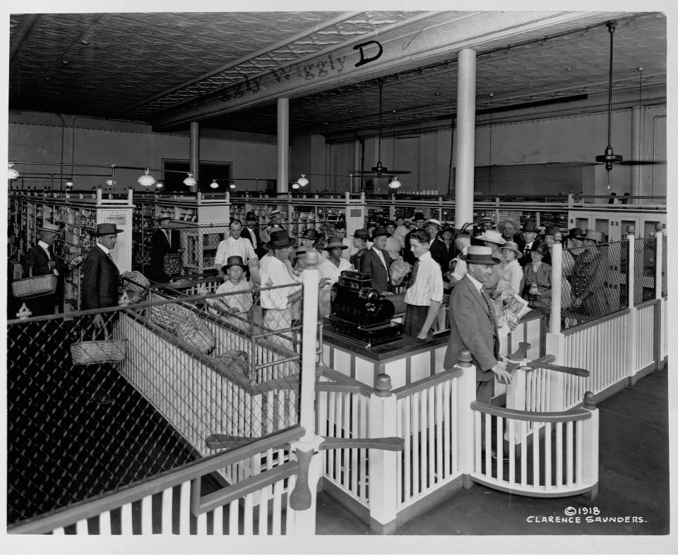 Shopping at Piggly Wiggly   (Photo by Poland, Clifford H./Library of Congress/Corbis/VCG via Getty Images)