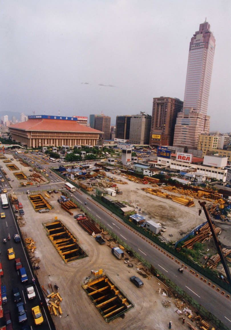 台北市鐵路地下化並興建新的台北車站，讓原先鐵路周邊多出許多新土地。（圖／報系資料庫）