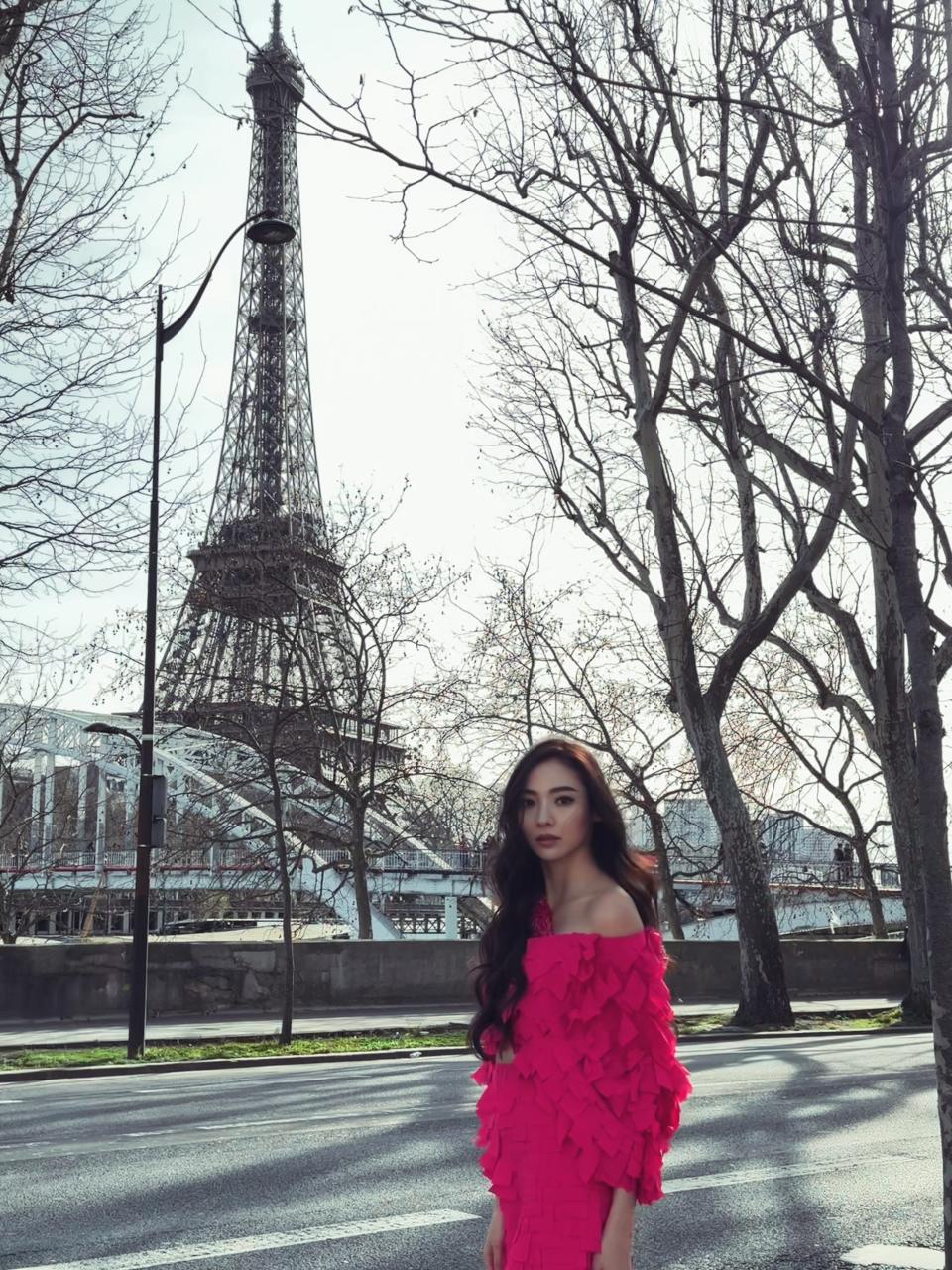 謝沛恩受邀參加夏姿巴黎時裝周 在巴黎鐵塔前留下美麗倩影（圖／繁星浩月）