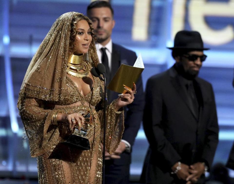 Beyonce acepta el Grammy al mejor álbum urbano contemporáneo por "Lemonade", el domingo 12 de febrero del 2017 en Los Angeles. (Foto por Matt Sayles/Invision/AP)