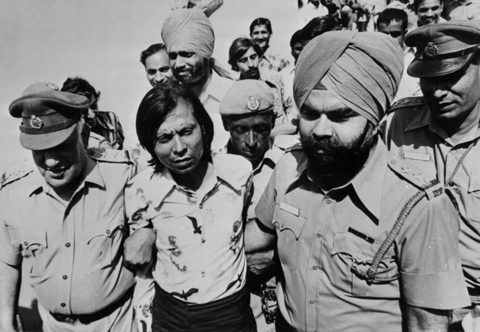 Ram Bulchand Lalweni being led away to court after a failed assassination attempt of Indira Gandhi