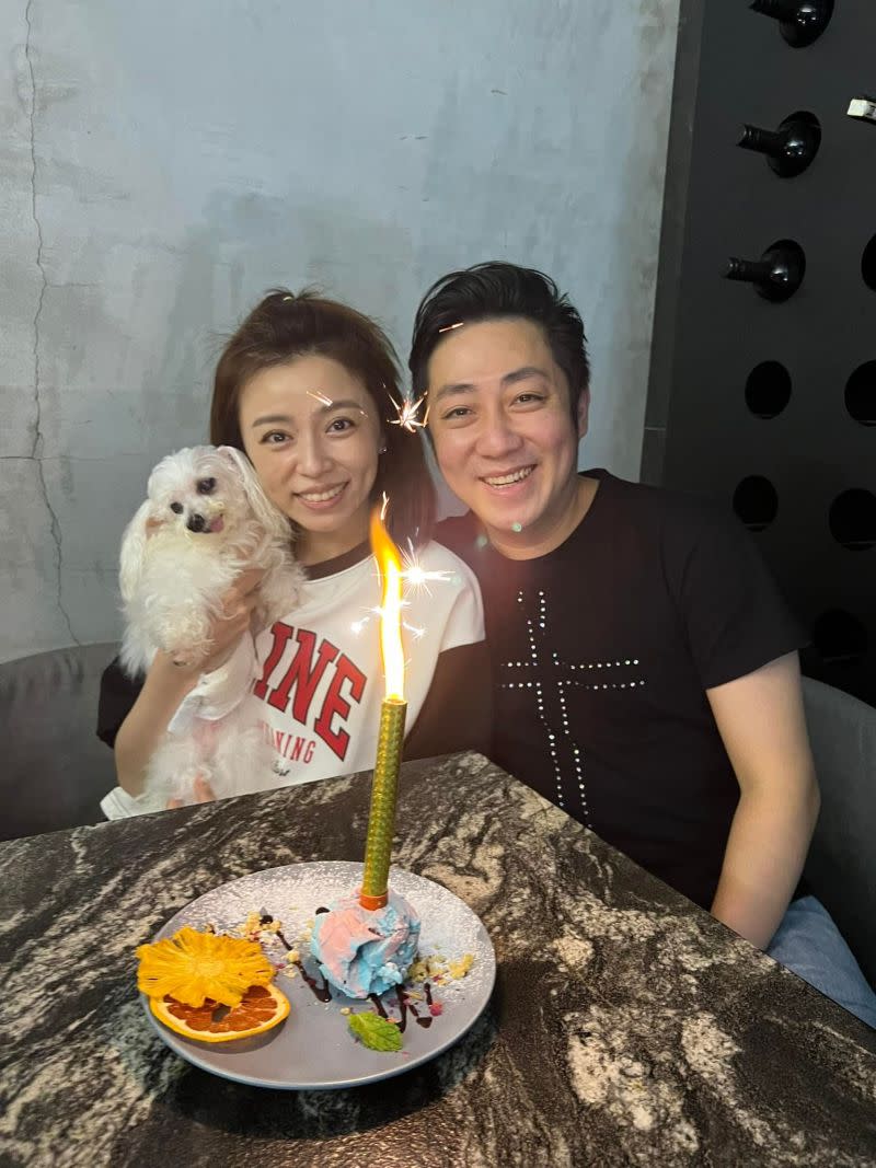 ▲艾成與王瞳及愛犬Haru去年慶祝結婚2周年，一家三口入鏡很幸福。（圖／艾成臉書）