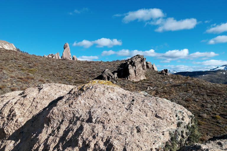 El cerro La Buitrera está entre las postales más curiosas de la zona