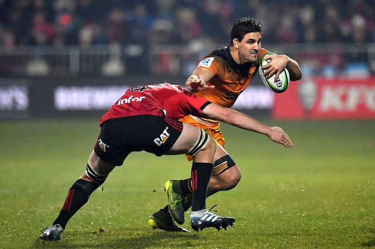 Pablo Matera con la ovalada es tackleado por Mitchell Dunshea, de Crusaders, en la final en Christchurch en 2019; Jaguares, más cerca de volver al Super Rugby