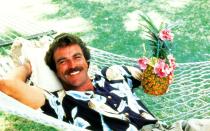 Vietnamveteran und Privatdetektiv, Sportskanone und Sprücheklopfer: In 162 Episoden wurde Thomas Magnum zur Kultfigur - auch weil er stets Humor und Herz bewies. Als etwa eine Auftraggeberin ihn nicht bezahlen konnte, half sie ihm, stattdessen für den Iron Man zu trainieren. Ergebnis: Er löste den Fall und absolvierte gleichzeitig fast den gesamten Triathlon. (Bild: MG RTL D / Universal)