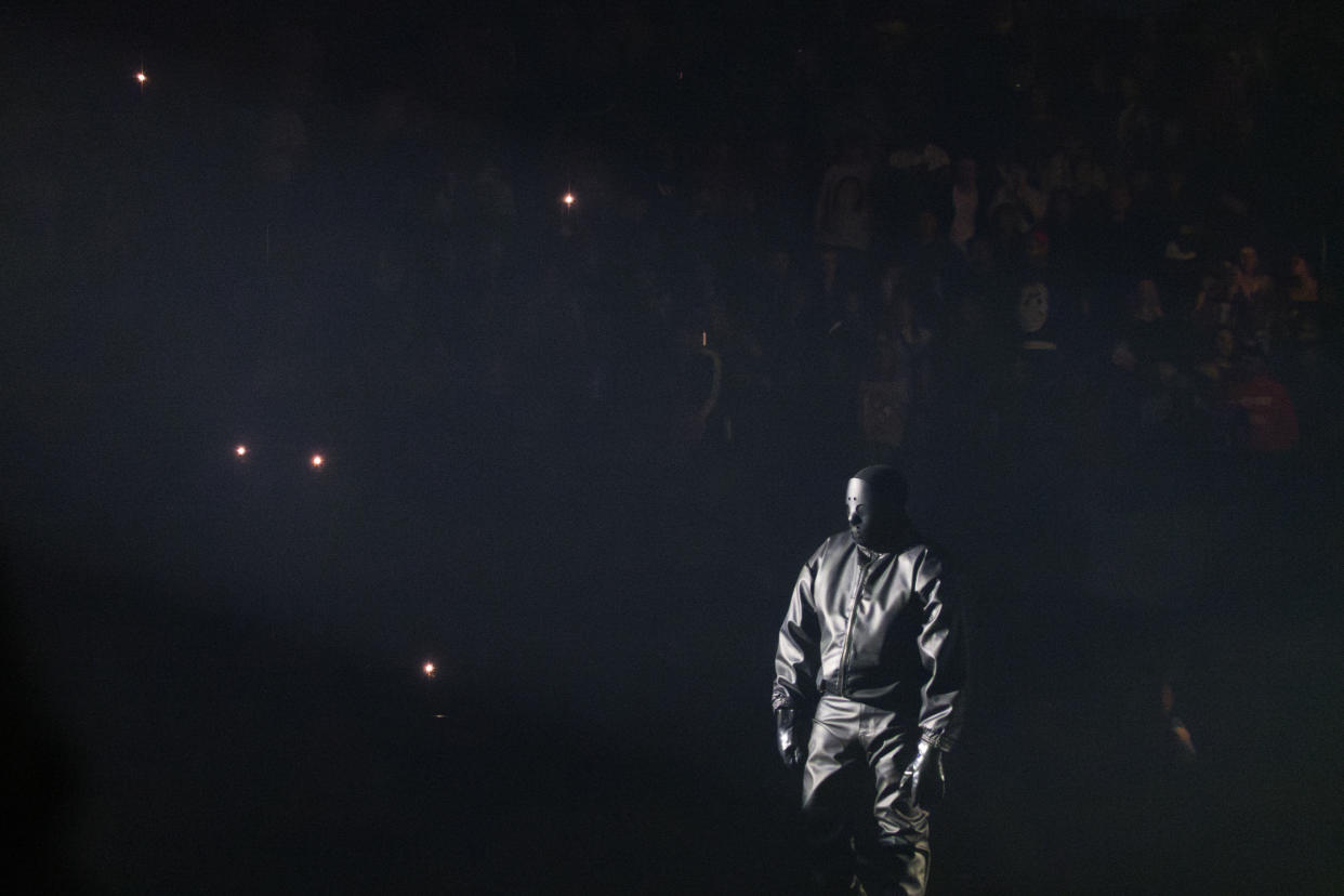 Ye, antes conocido como Kanye West, con una máscara que le cubre toda la cara, en el escenario durante una fiesta de escucha de “Vultures 1”, su álbum en colaboración con Ty Dolla Sign, en el UBS Arena de Elmont, Nueva York, el 9 de febrero de 2024.