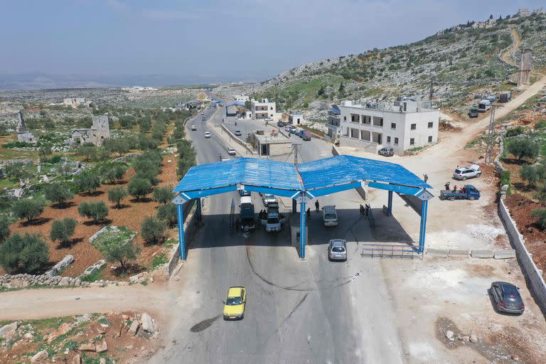 Una imagen aérea tomada el 10 de abril de 2022 muestra una vista de un puesto de control controlado por el grupo rebelde "Hayat Tahrir al-Sham" (HTS) en la ciudad siria de Daret Ezza, en el campo occidental de la provincia septentrional de Alepo.