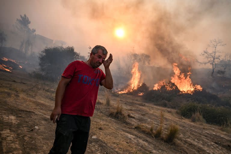 Los incendios forestales se han desatado en Grecia en medio de temperaturas abrasadoras, lo que ha obligado a evacuaciones masivas en varios lugares turísticos, incluso en el islas