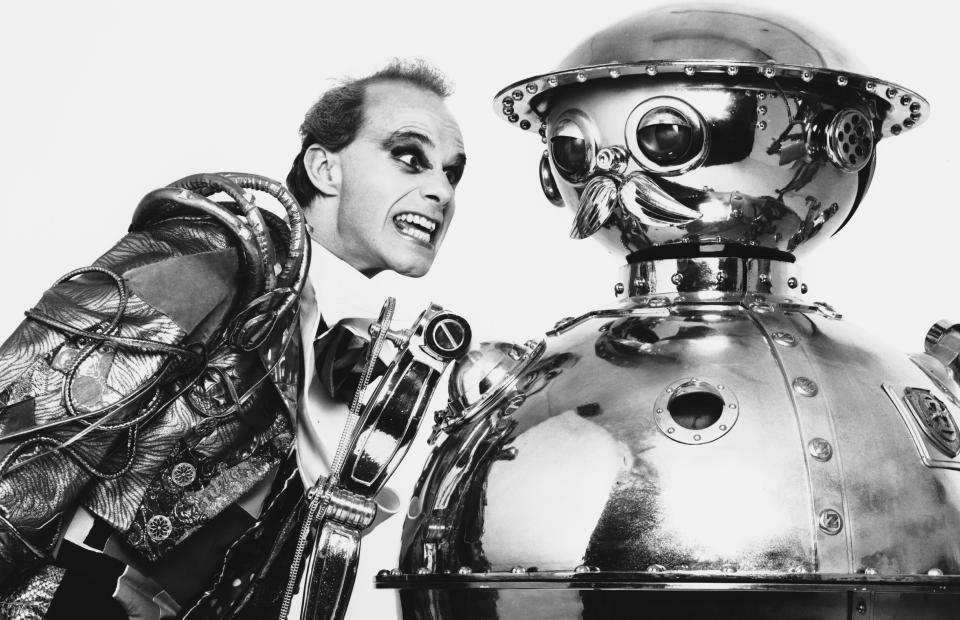 American actor and puppeteer Pons Maar (left) as the Lead Wheeler with the metallic Tik-Tok in the film 'Return to Oz', 1985. (Photo by Richard Blanshard/Getty Images)