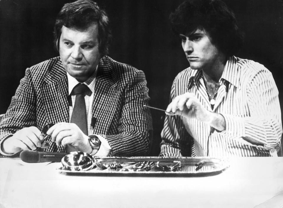 Einer seiner ersten gro&#xdf;en Auftritte im deutschen Fernsehen: Uri Geller verbiegt 1974 L&#xf6;ffel bei Wim Thoelke. (Bild: ZDF / Arthur Grimm)