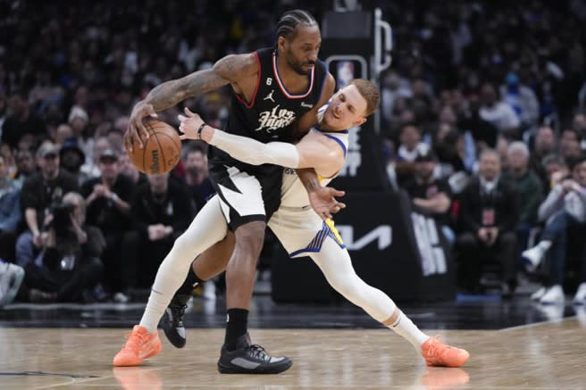 快艇隊Kawhi Leonard(左)持球對抗勇士隊Donte DiVincenzo。（美聯社）