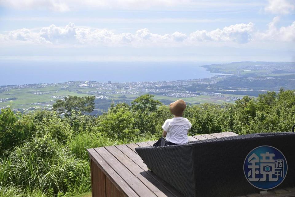 坐在海拔630高處眺望琵琶湖美景，吹著涼風十分愜意。