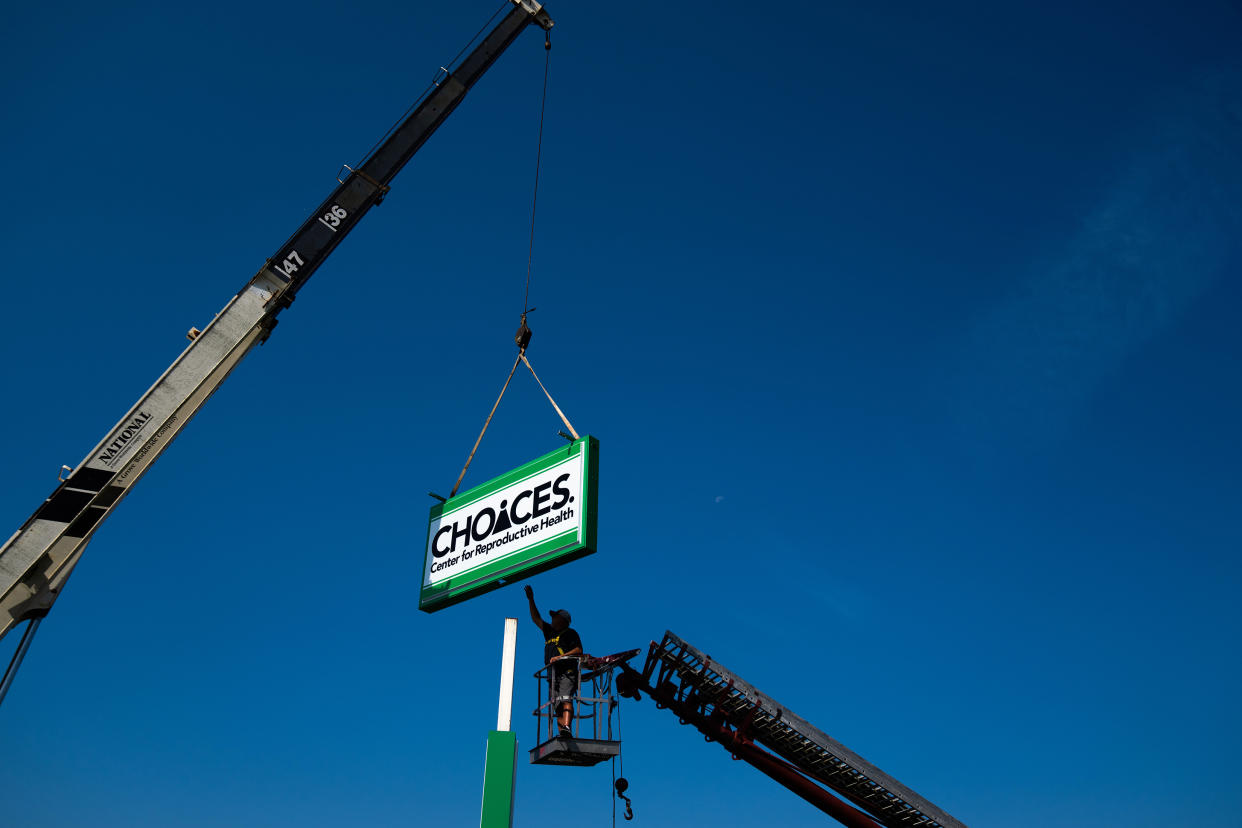 Un nuevo letrero exterior instalado fuera de Choices, la clínica de abortos de Carbondale, Illinois, el 16 de septiembre de 2022. (Erin Schaff/The New York Times).