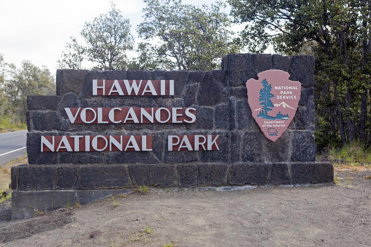 Entrance sign to Hawaii volcanoes national park