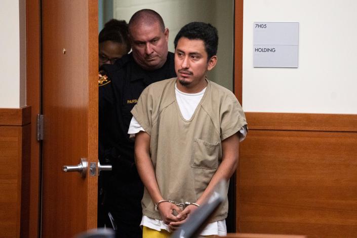 28 juillet 2022 ;  Columbus, Ohio, États-Unis ;  Gerson Fuentes, 27 ans, qui fait face à deux chefs d'accusation de viol d'un enfant de moins de 13 ans, entre dans la salle d'audience pour son audience sur la caution.  S'il est reconnu coupable, il encourt une peine maximale de prison à vie sans possibilité de libération conditionnelle. Il sera détenu sans caution en attendant son procès.