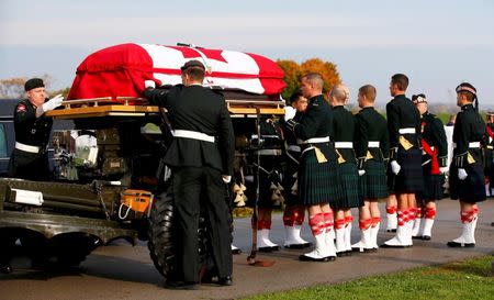 Soldiers adjust the coffin during the funeral procession for Cpl. Nathan Cirillo in Hamilton, Ontario October 28, 2014. REUTERS/Mark Blinch
