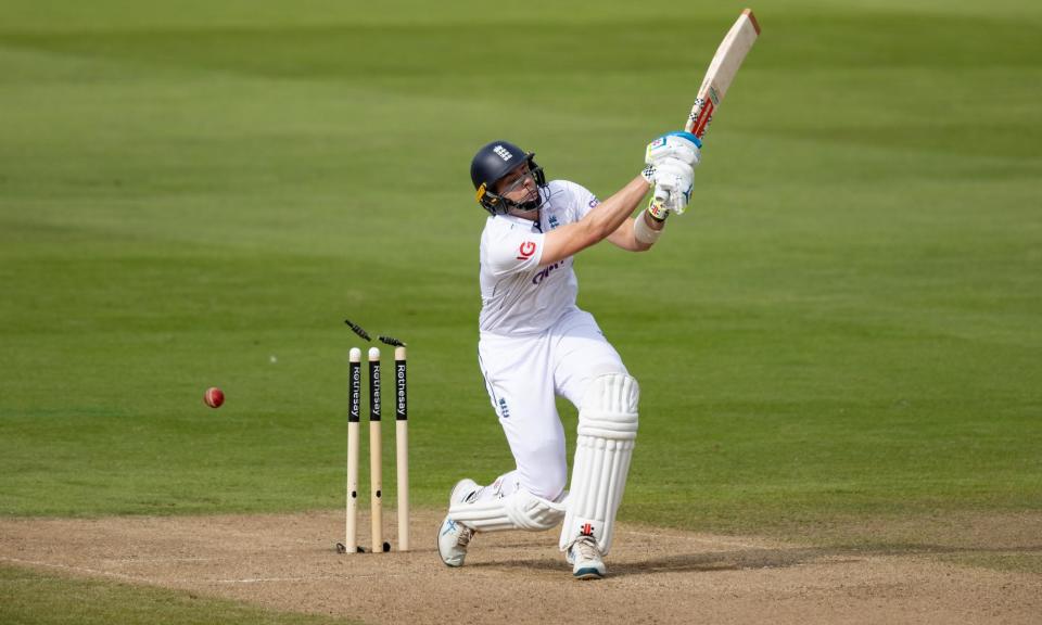 <span>Jamie Smith was bowled by Shamar Joseph having formed a good partnership with Joe Root.</span><span>Photograph: Andy Kearns/Getty Images</span>