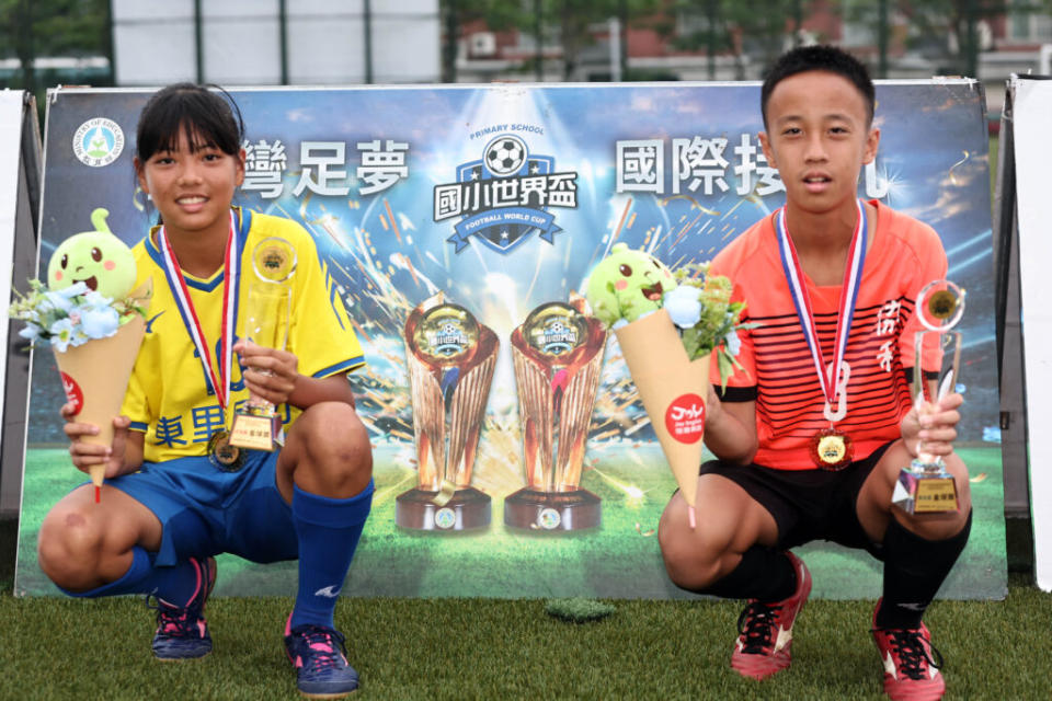 男子MVP協和國小馬浩恩(右)與女子MVP潘禹彤。（迷你足球協會提供）