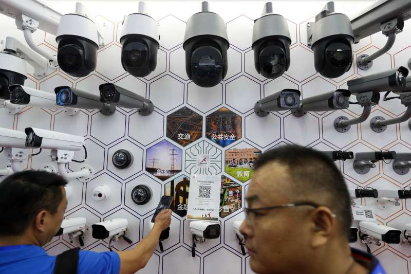 2021年全球估計將有超過10億支監控攝影機，五成以上設於中國。圖為民眾參加中國深圳公共安全展。（AP）