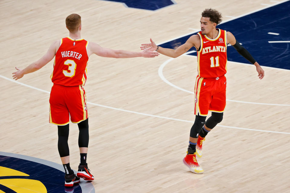 Kevin Huerter（圖左）與Trae Young。（Photo by Dylan Buell/Getty Images）