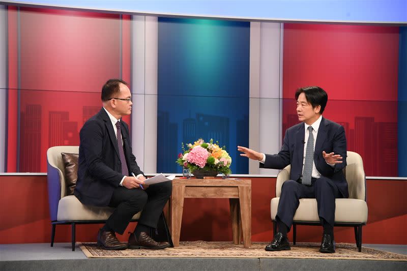 民進黨總統參選人賴清德（右）接受三立新聞《鄭知道了》主持人鄭弘儀的專訪。
