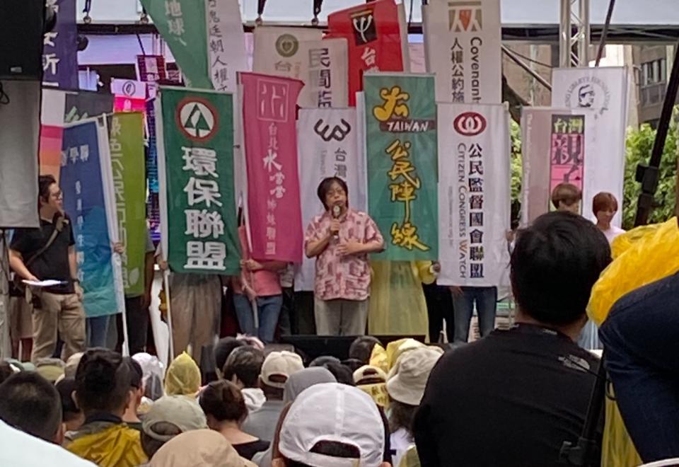 立法院外，10餘民進黨側翼民團發起支持者到場聲援，反對國會修法擴權。(記者包克明 攝)