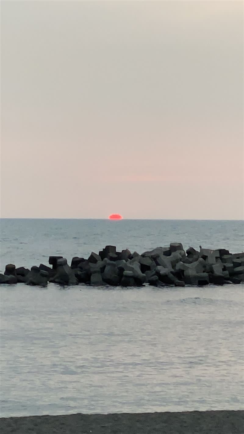 高雄林園濕地公園可欣賞到落日隱入台灣海峽。