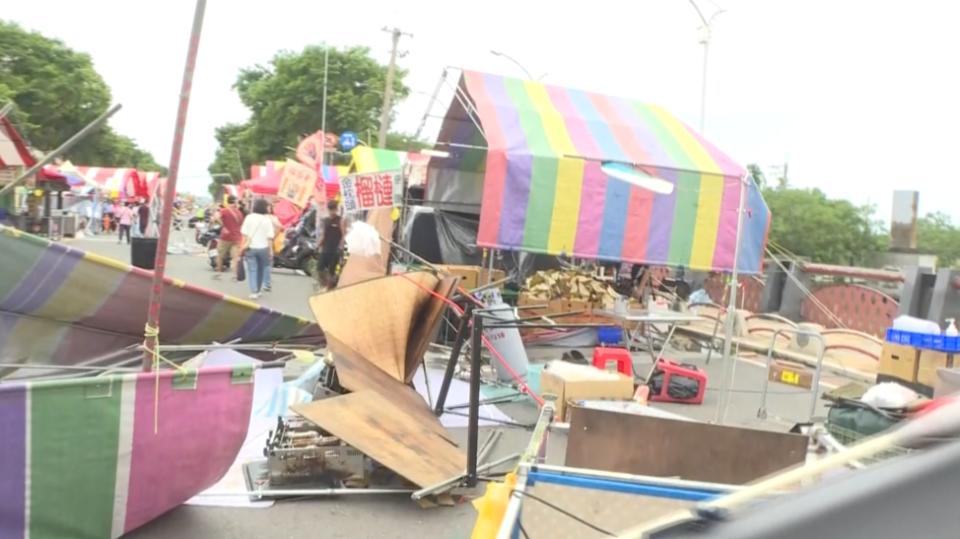 強風豪雨襲高雄　廟會棚架吹翻、鷹架垂掛高壓電線