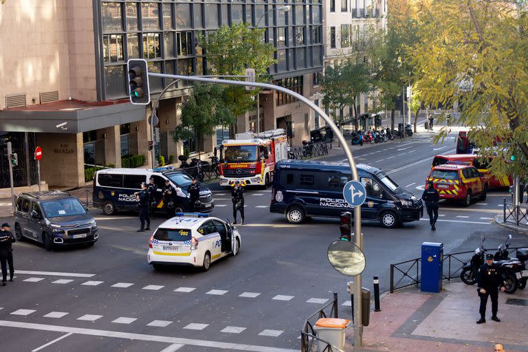 Dispositivo policial en las inmediaciones de la Embajada de EE.UU. en Madrid tras descubrirse una carta bomba.