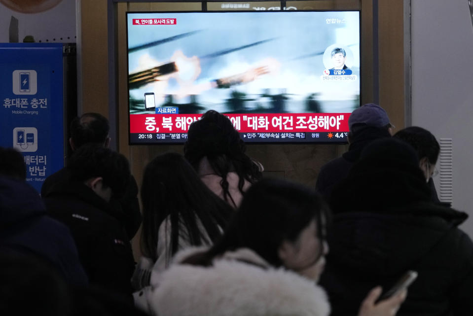 南韓軍方指出，北韓7日在西海沿岸一帶發射砲彈，這已是北韓軍隊連續第3天於兩韓邊境射擊活動。南韓當地政府警告民眾進行戶外活動時多加注意。圖為6日南韓電視播出北韓射擊畫面。（美聯社）